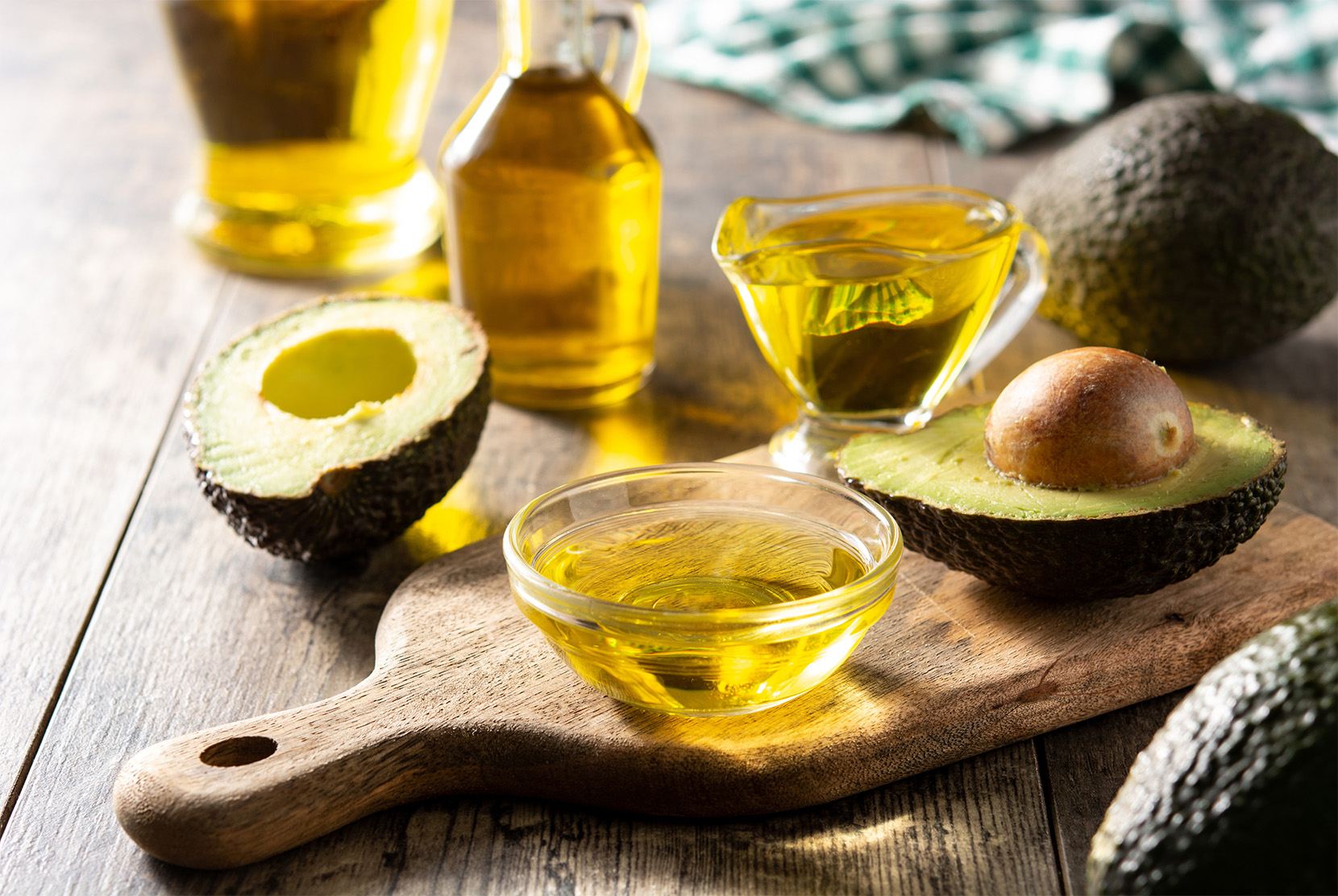 avokádový-olej-avokádo-na-dřevěné-desce